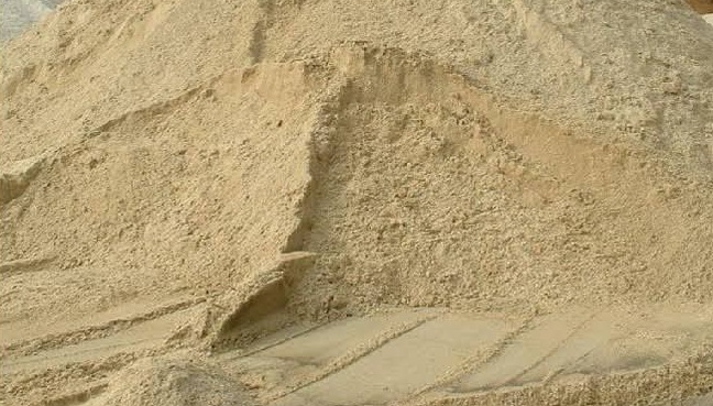 Montículo de tierra blanca para relleno y nivelación